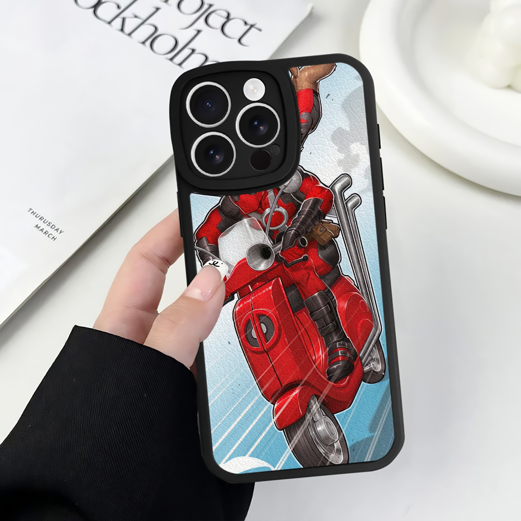 （画像用） Deadpool デッドプール 【iPhone 16シリーズ対応】シリコンスマホケース（レザー調） 材質：シリコン